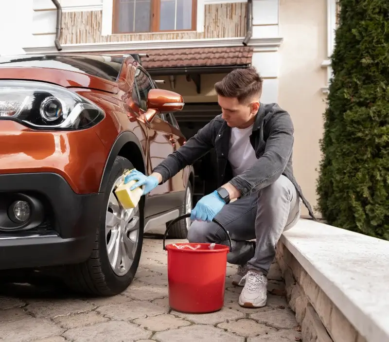 Lavage auto à domicile La Clisse : professionnel intervenant sur un véhicule